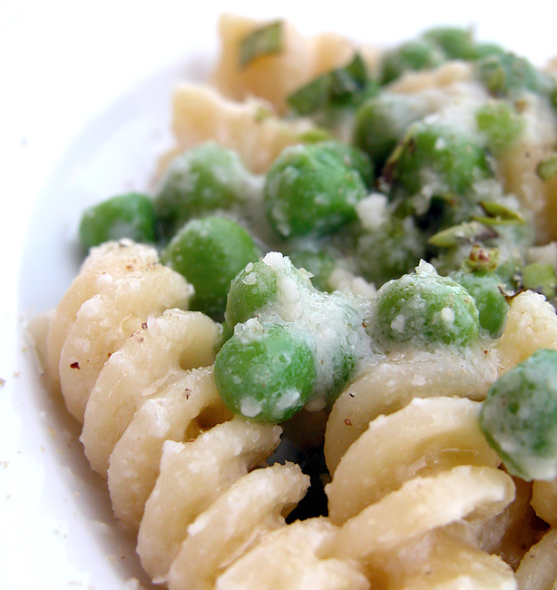 fusilliconsalsadi01 Fusilli con salsa di mandorle e piselli