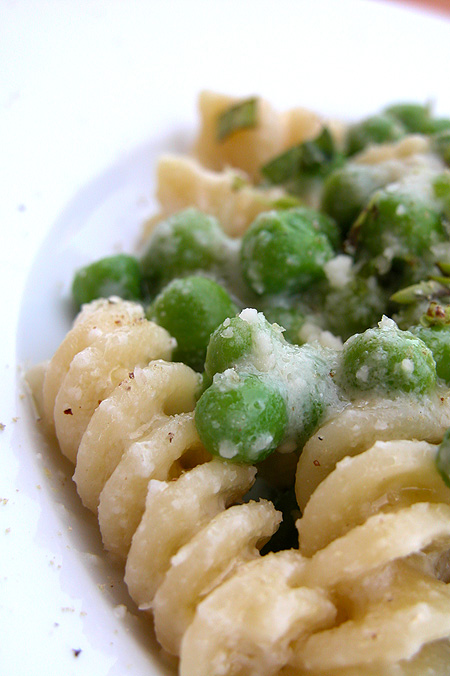 fusilliconsalsadimandorle Fusilli con salsa di mandorle e piselli