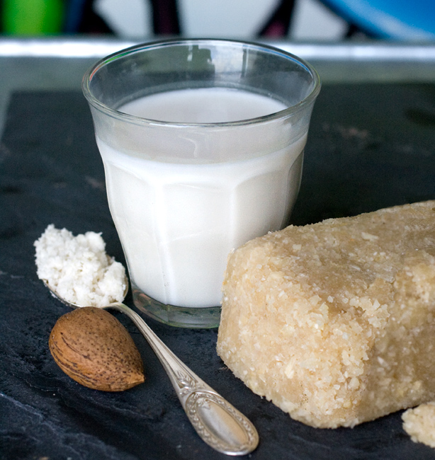 latte di mandorla fatto in casa dueotrecoseconlemandorle01 Due o tre cose con le mandorle